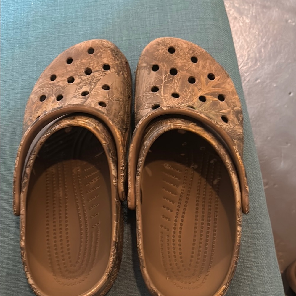 Men camo crocs